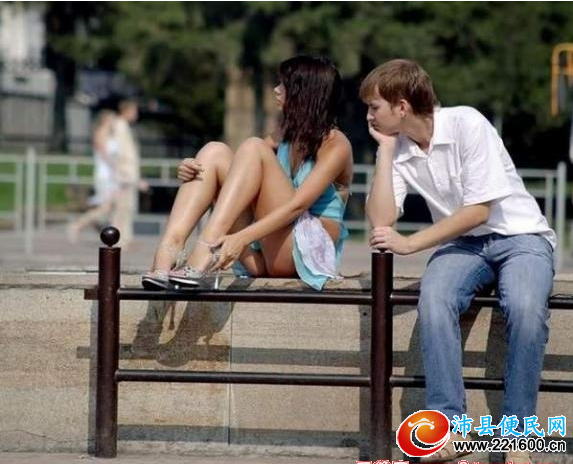 搞笑瞬间;美女<em>穿裙子</em>得<em>注意</em>了,免得这样被偷窥