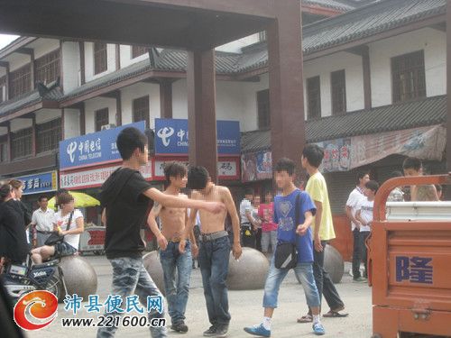 沛县汉街北门发生初中生<em>打群架</em>事件_沛县便民